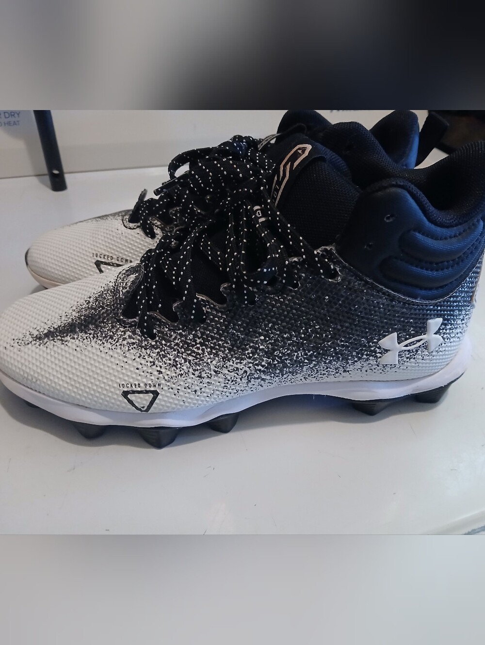 Under Armour Kids 5Y Black & White Gradient Cleats.  FF#436